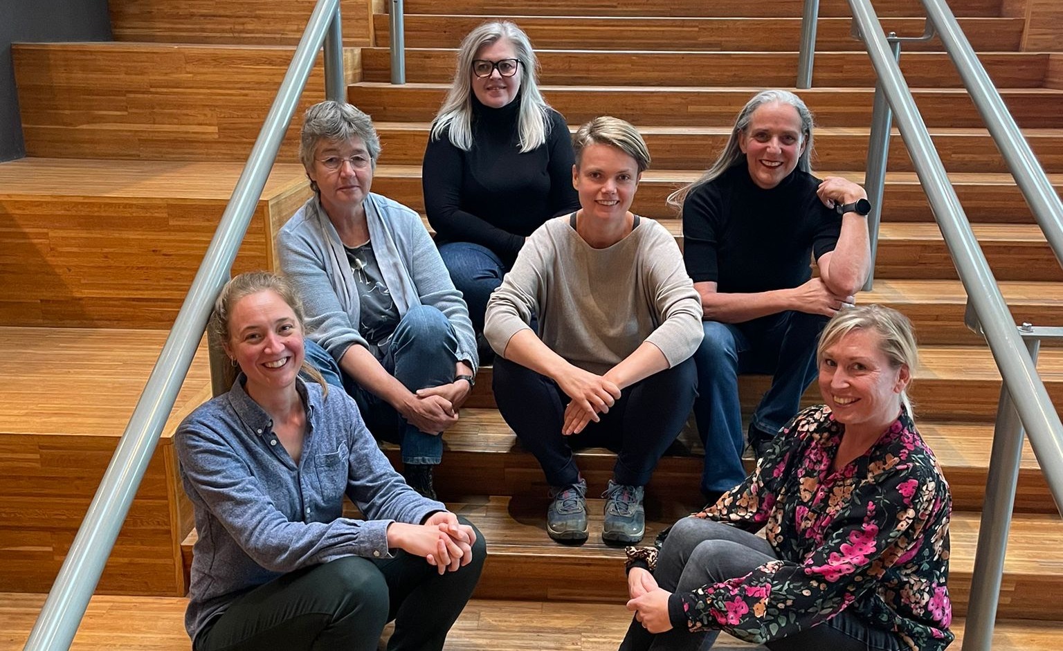 Onze docenten samen op de trap in Rozet, het kenniscentrum en bibliotheek van Arnhem